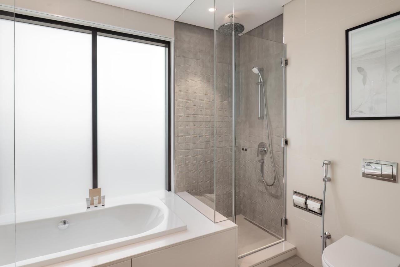 Palace Beach Resort الفجيرة المظهر الخارجي الصورة A shower enclosure